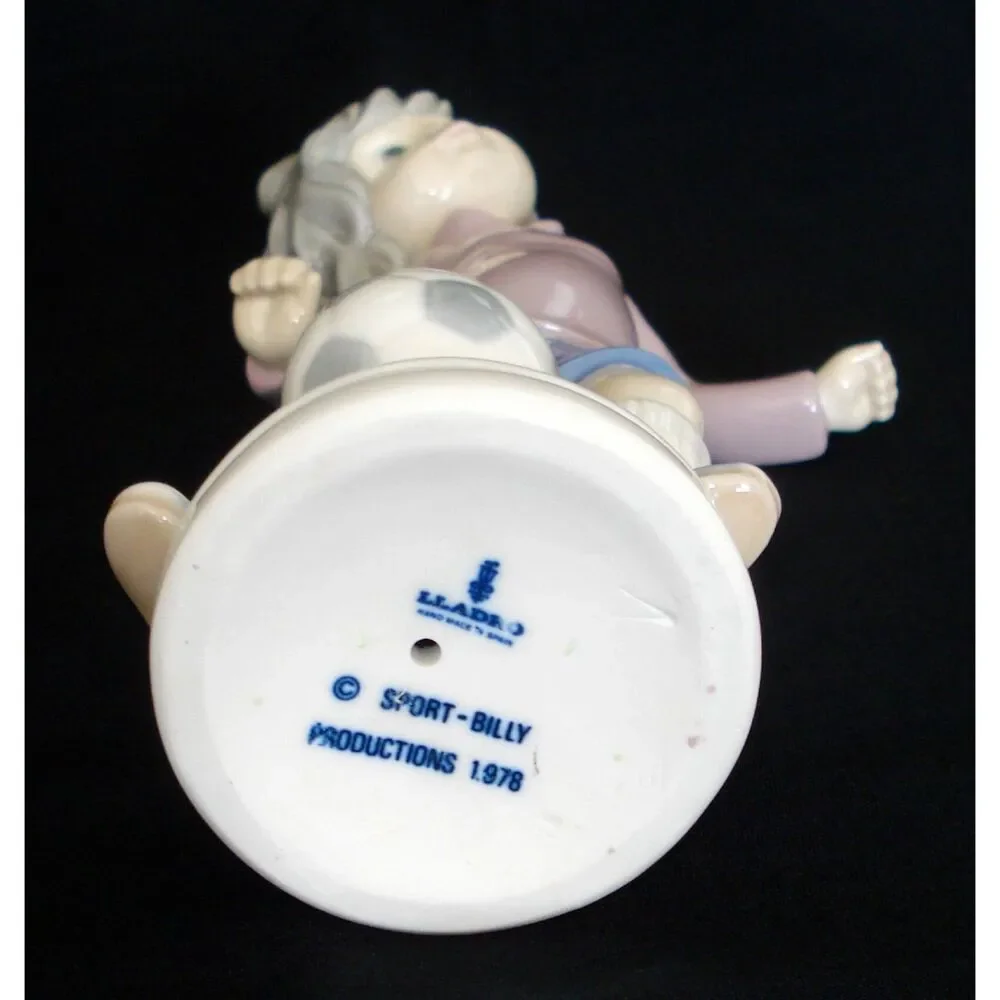 LLADRO Sports Billy Football Player Porcelain Figurine # 5135 Retired 1983 Mint